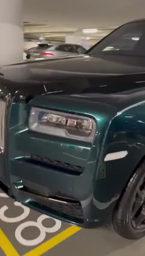 Rolls-Royce Cullinan — in motion